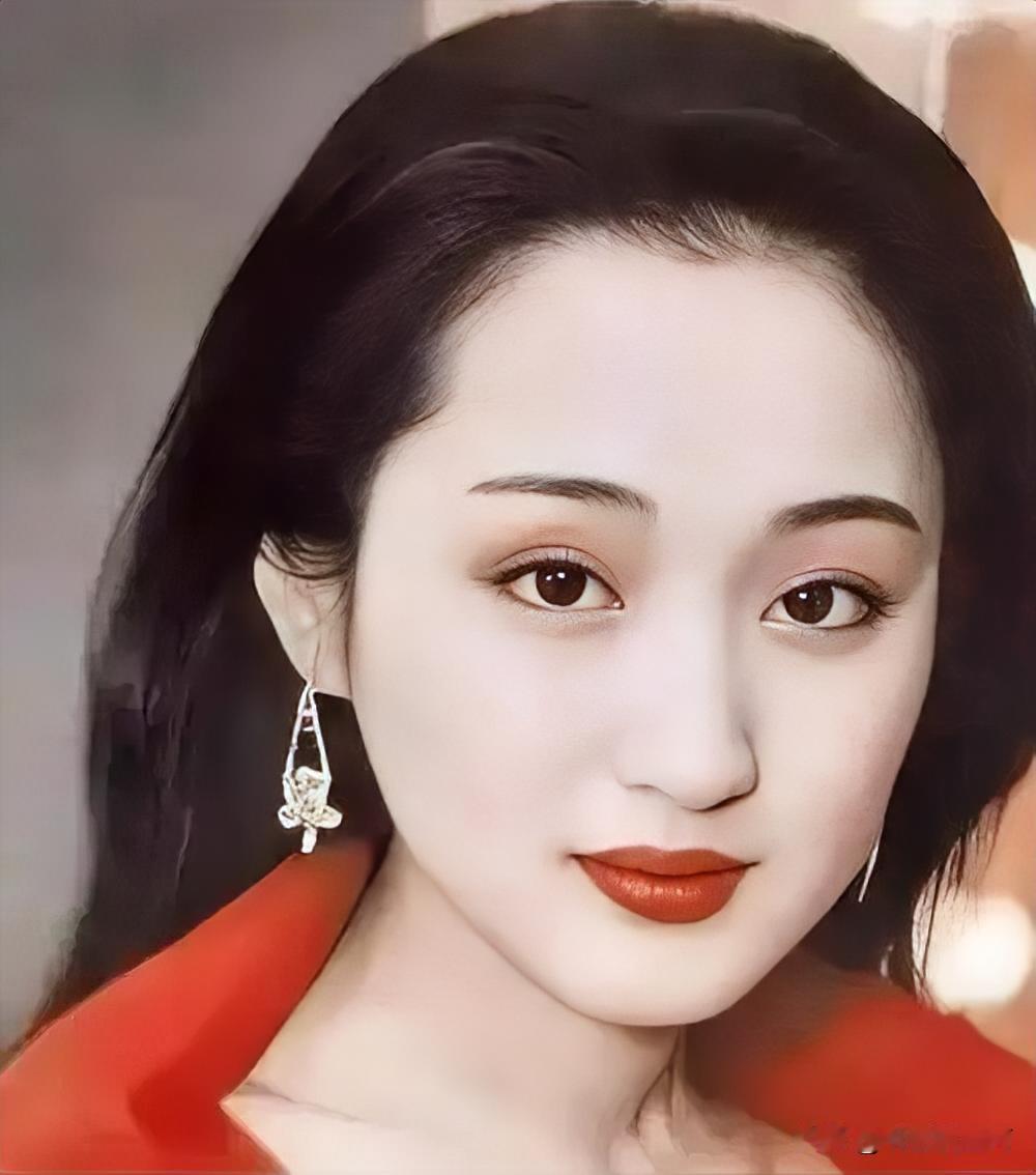男人最抵抗不了拥有桃花眼的女人，她一眼便能摄你心魂。

         万般风