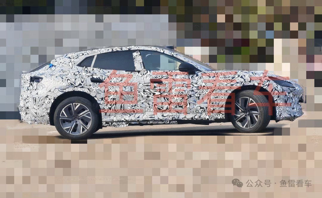 鱼雷看车曝光的智界的一台车，感觉很像某车呀… 