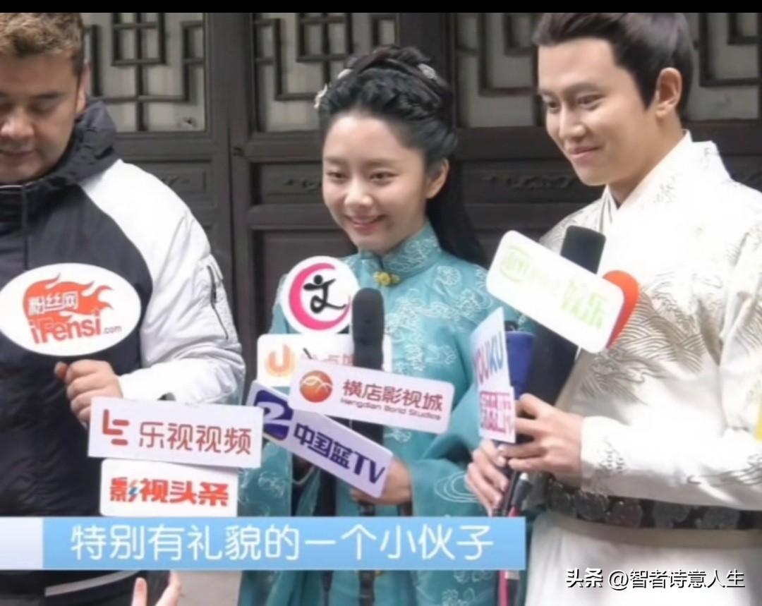 采访席上任嘉伦谭松韵默契相望，绽放的笑容干净又耀眼，仿佛自带光晕，将全场气氛点燃