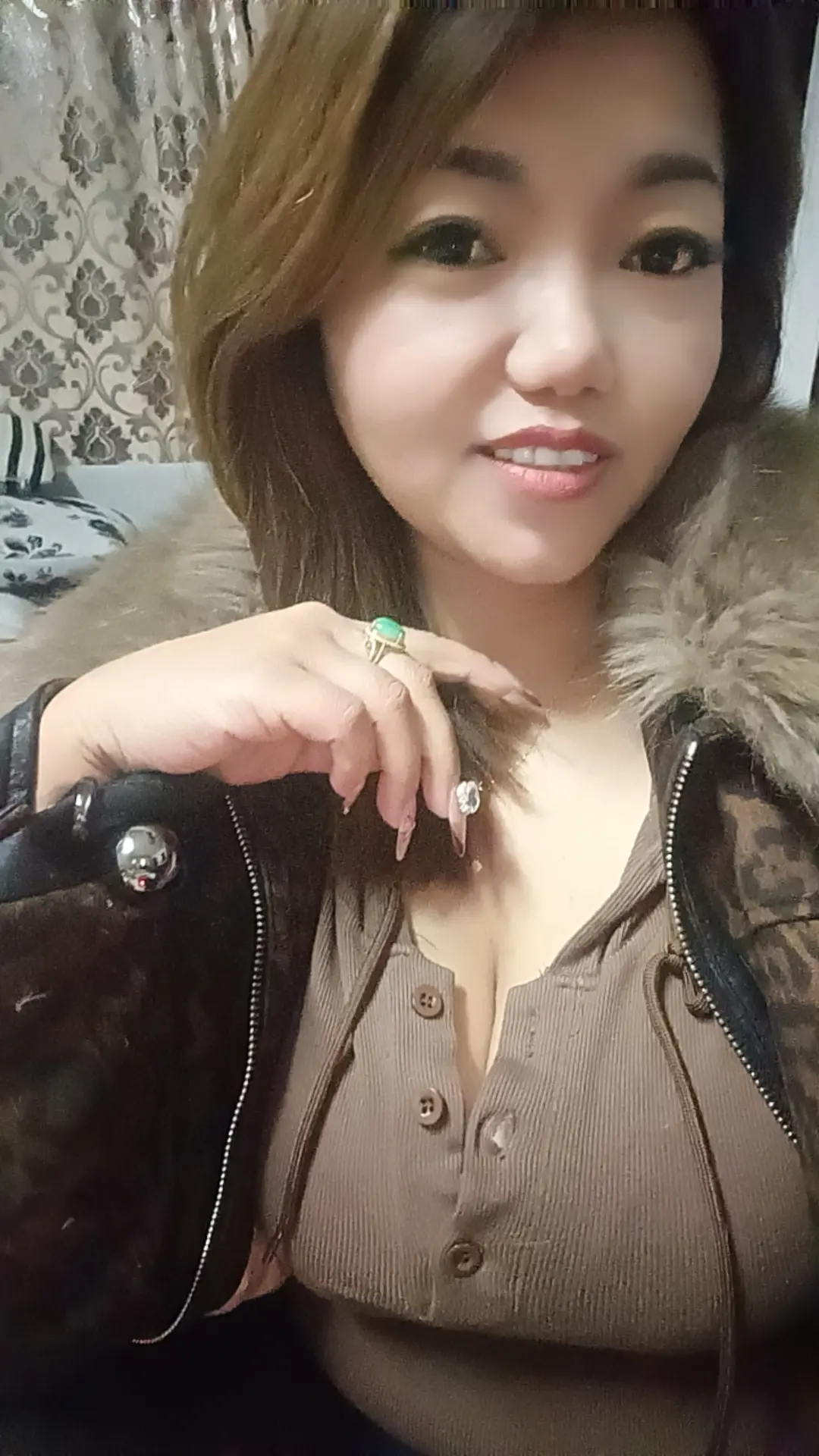 不想当爱哭鬼 于是当了酒鬼 喝了酒之后才发现 我是一个爱哭的酒鬼