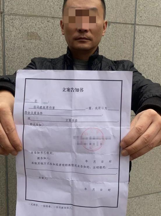 “多说一句话就要挨打？”青海西宁，男子见母亲一直被民警责骂，就回头说了句:“妈，