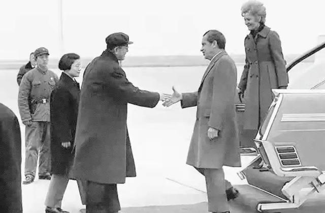 1972年二月，上海虹桥机场，乔冠华代表中方迎接美国总统尼克松一行。这一握手，是