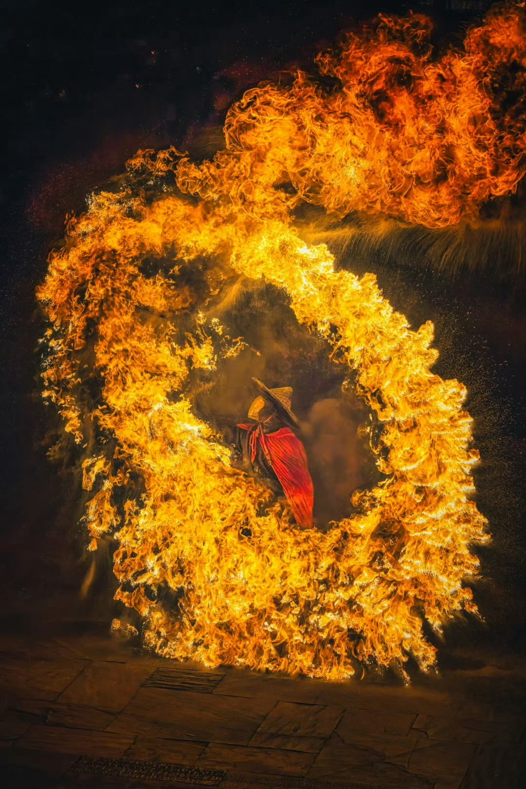 为了这团火，走再远的路都值得！当夜幕降临婺女洲，炽烈的火壶划破长空，仿佛点燃千年