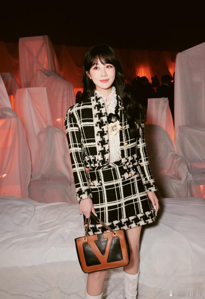 #杨紫静谧黑白精妙融合##杨紫巴黎现场图送达#杨紫的巴黎时刻，静谧黑白呈现出高级