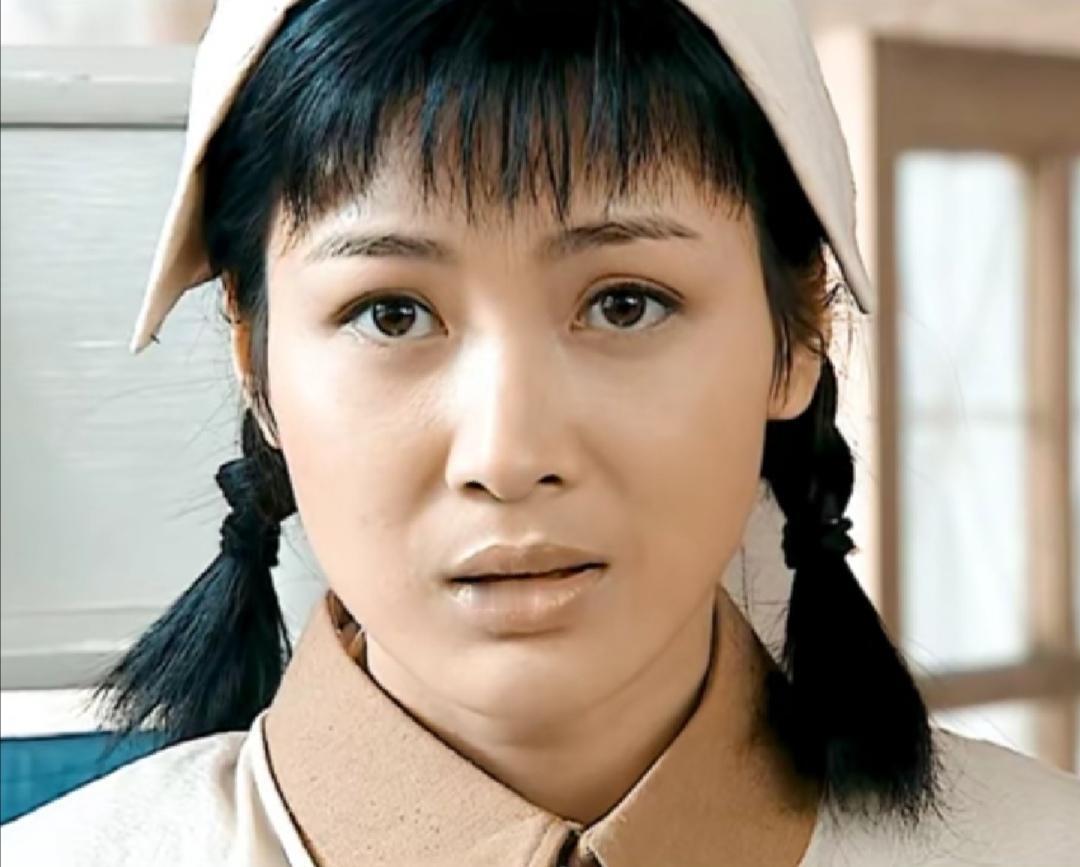 2011年，身家50亿的温州首富周旭辉瞒着原配，看上了“李云龙”的老婆童蕾，面对