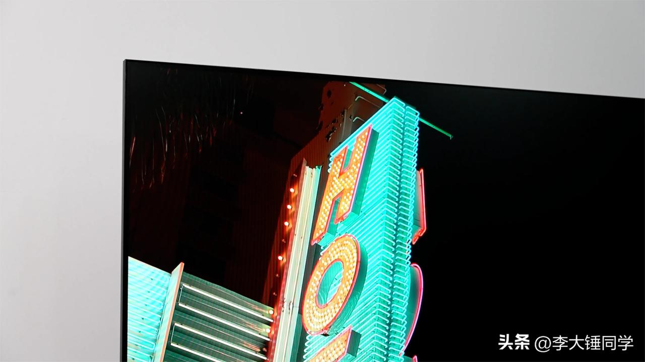 这台TCL T6L最近一直放在工作室客厅用于拍摄，它的机身设计相当纤薄，同事路过