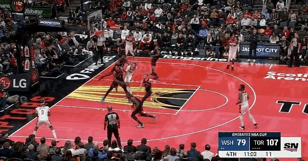 惠特莫尔疯起来队友不放过，补扣打进



惠特莫尔天赋很好，队友三分投篮不中，惠