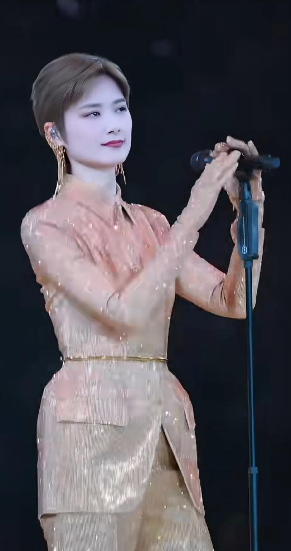 李宇春也有漂亮的一面，侧颜很美，正面就差了点。