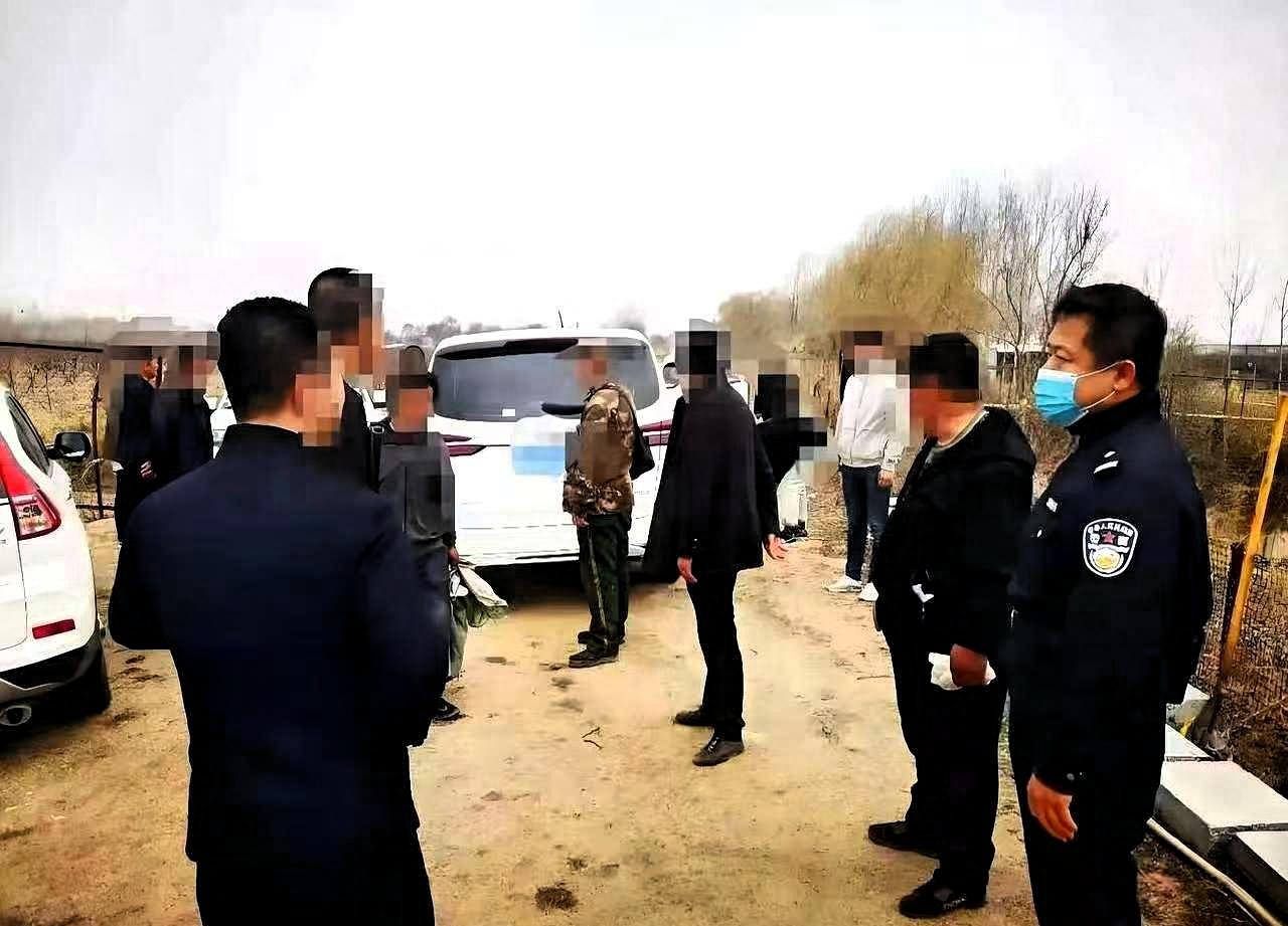 小伙在农村抓到剧毒野生蛇，专家非要逼着他放生，结果小伙一句话把专家怼得哑口无言：