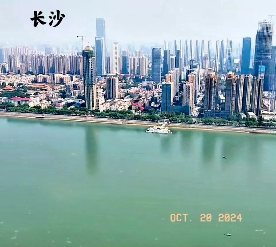 #秋日生活打卡季#这是长沙要大搞城建了吗？湘江边高楼大厦爬地而起，看来中西部崛起