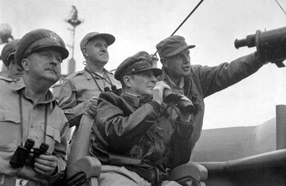 1950年，美军入朝时，杜鲁门问麦克阿瑟：“万一中国出手干预怎么办？”麦克阿瑟一