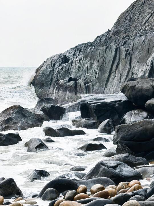 在阴天的三亚get到了冰岛同款黑沙滩‼️
