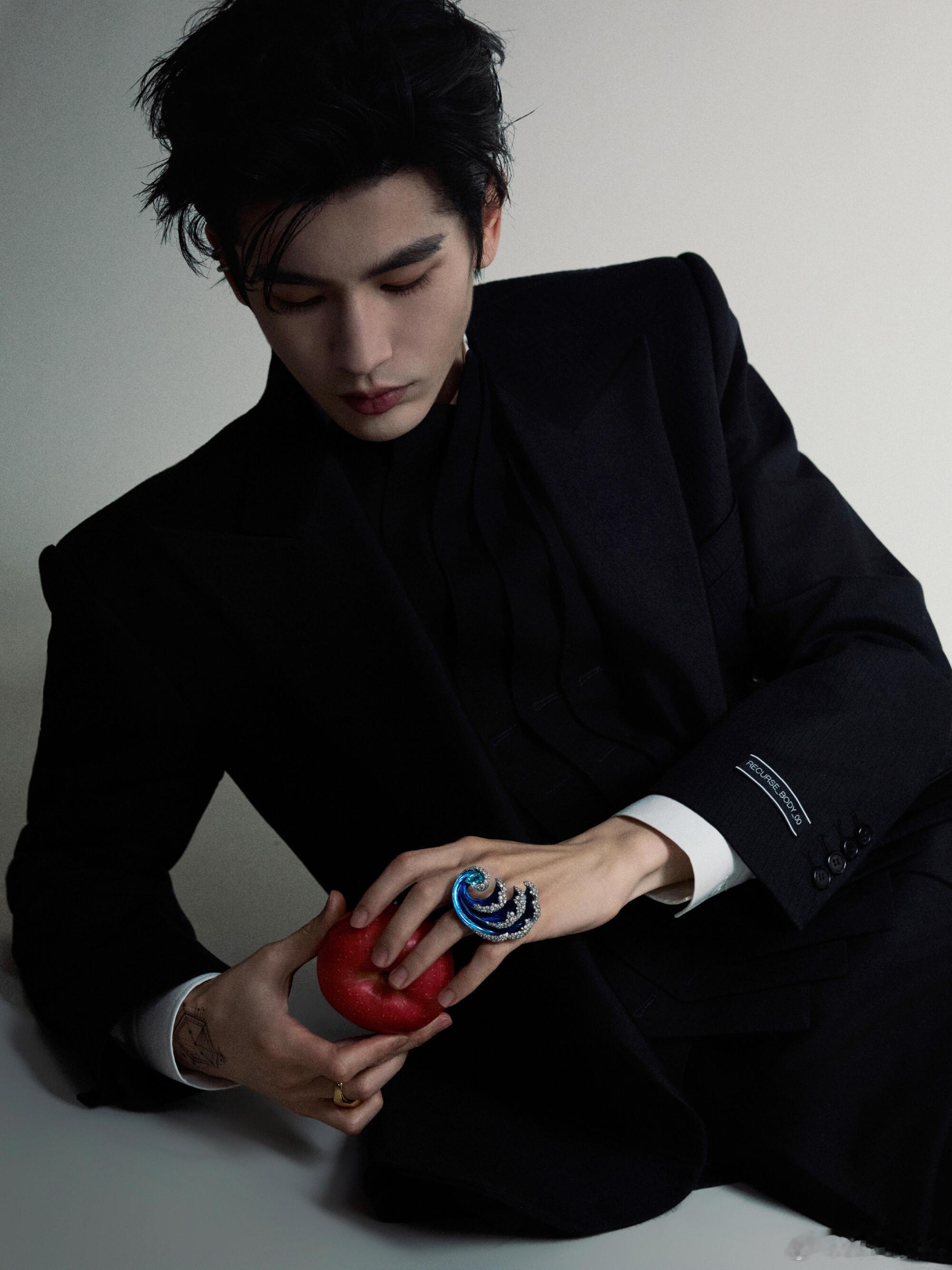 张凌赫[超话]  张凌赫今晚太帅！绅士贵气😘😘张凌赫贵公子世无双张凌赫｜ ​