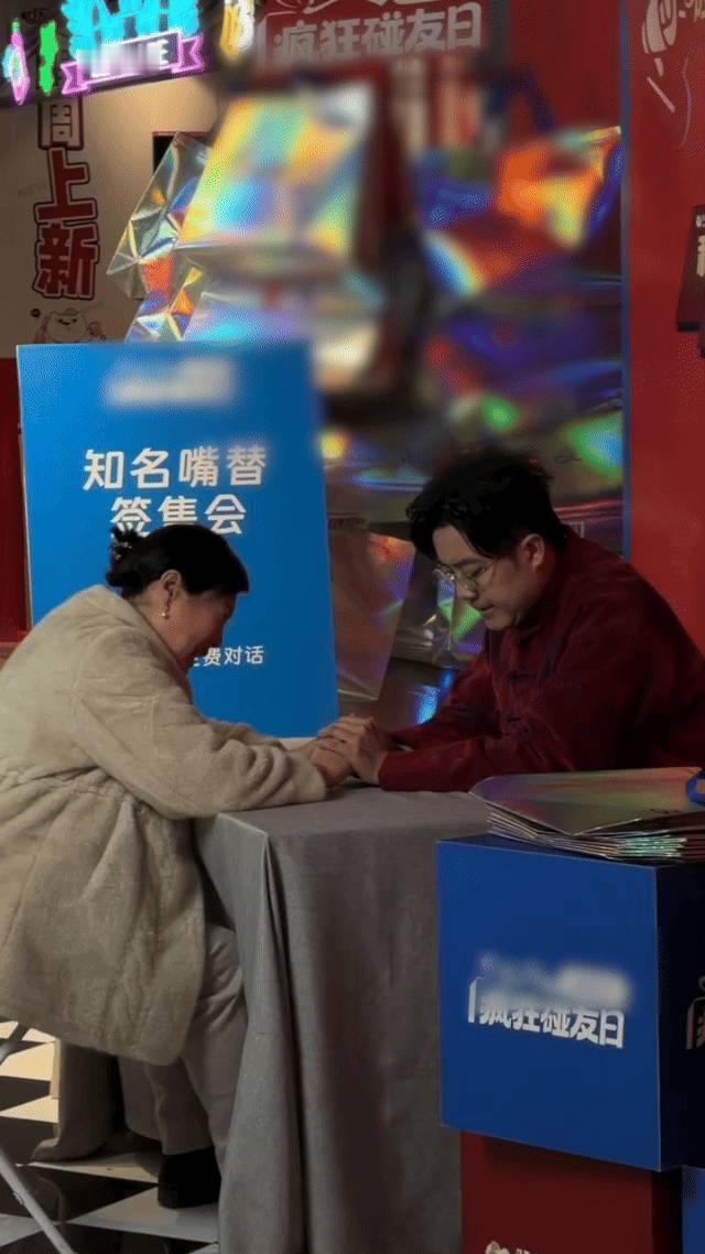 土豆签售会签的竟然是购物袋别人签售签专辑周边，土豆直接签购物袋，还附赠暖心金句+