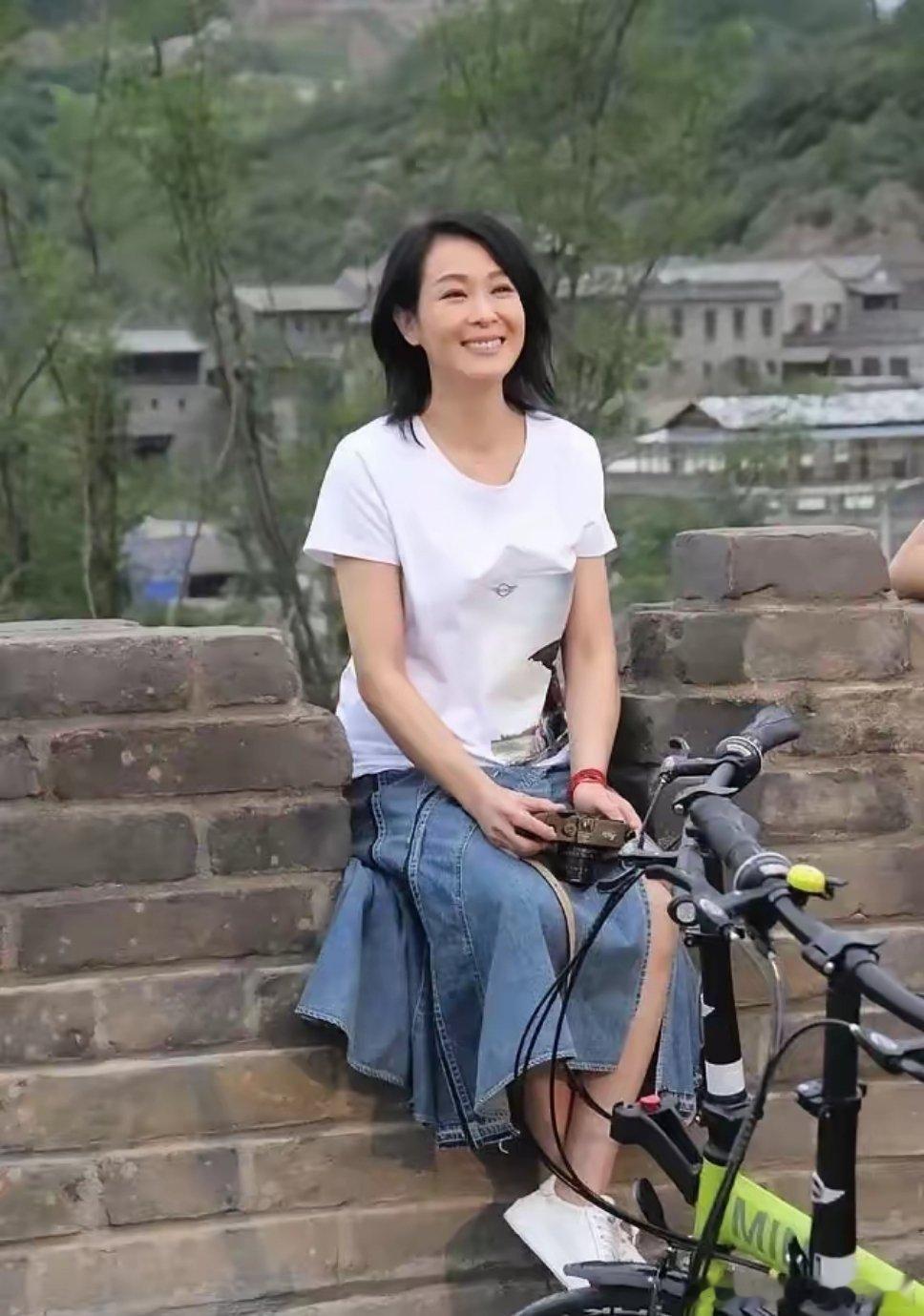 刘若英有一个孩子儿子：酷酷，9岁。孩子的父亲是钟小江，从事财经和咨询，身家数亿，