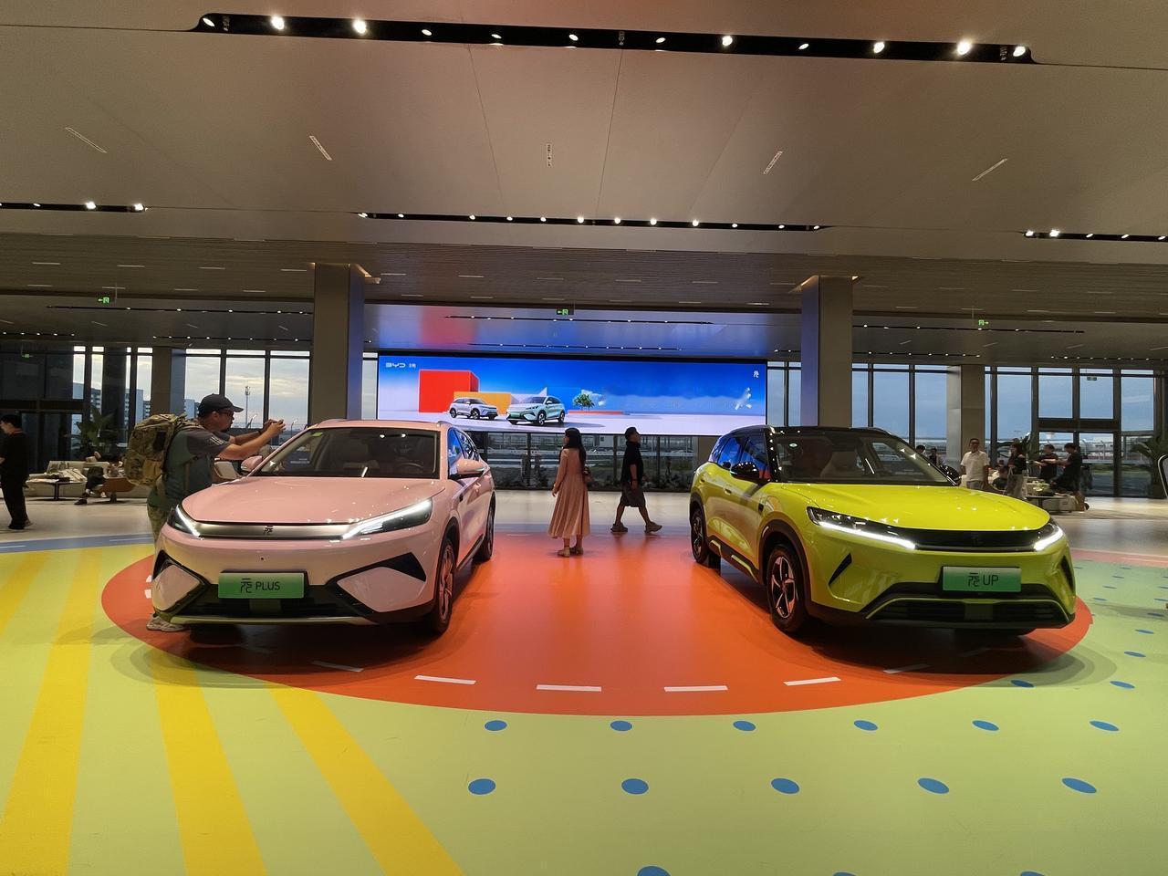 比亚迪元UP推出乐动米和悠悠紫两款新车色，并加推301KM领航型，售价7.48万