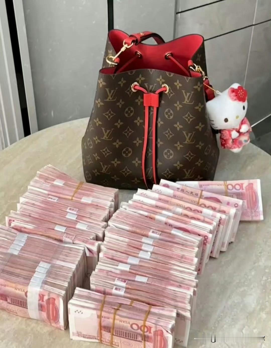 我和我老公因为存钱吵翻了。
我问他，这个月生活费能不能多留五百，我想凑个整存定期