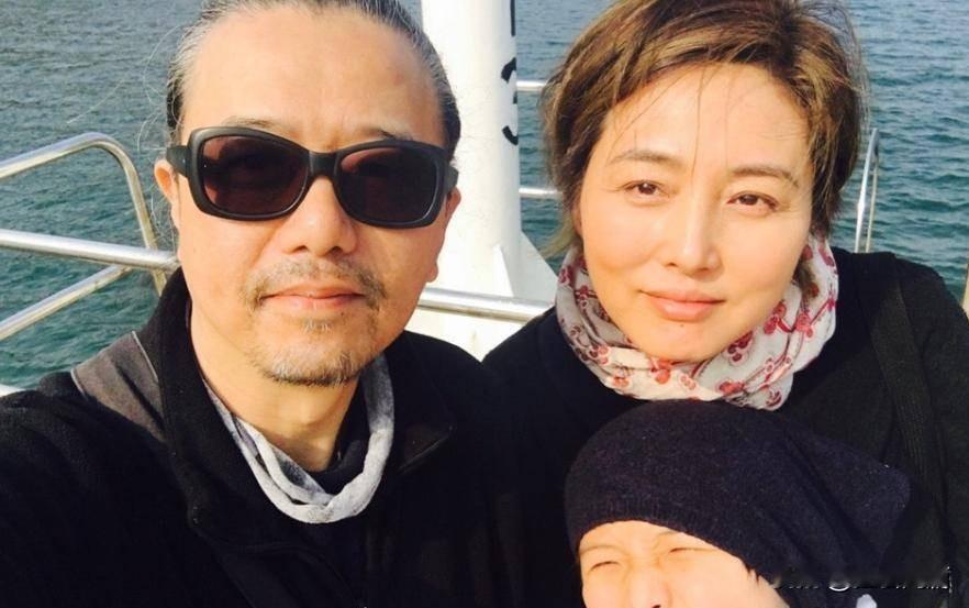 演员张延的女儿张耕梦。

张延特意飞到新西兰，看望正在这边读大学的女儿，在海边码