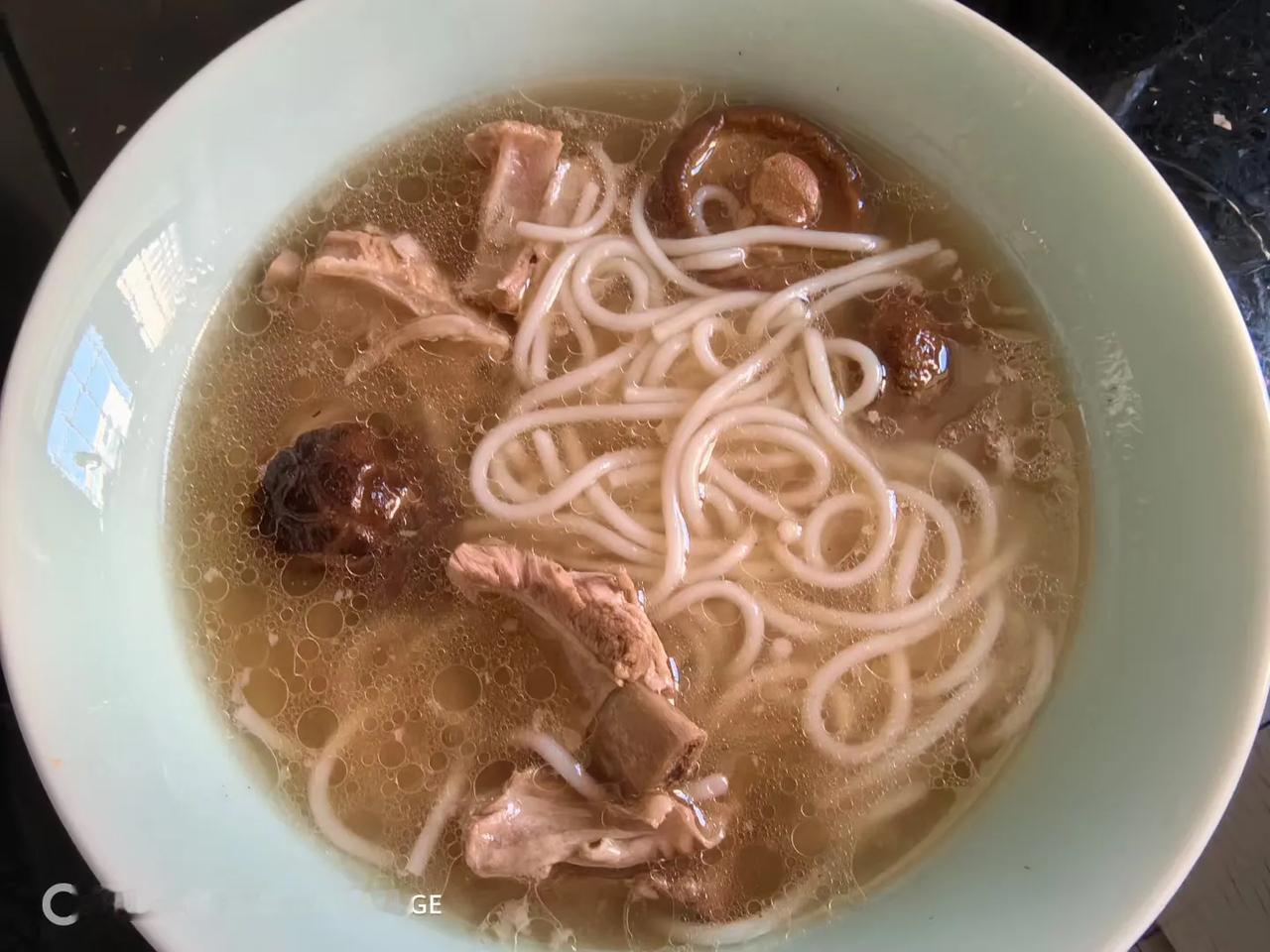 一碗热气腾腾的汤面，
温暖你的心和胃。🍜💕