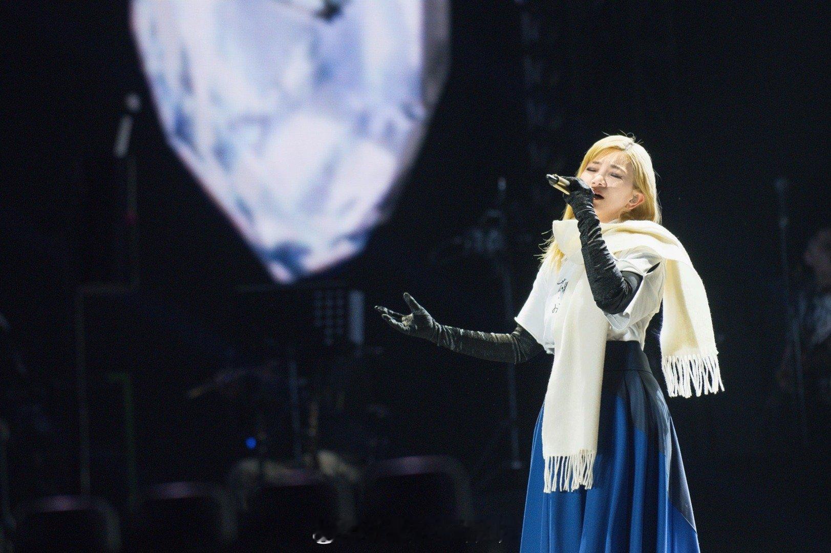 梁静茹巡演重庆站抢票 这不仅仅是一场演唱会，更是一次集体的“情绪疗愈”。当那些陪