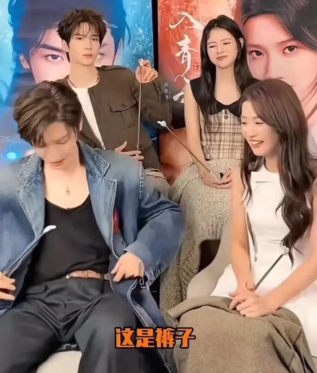 笑不活了！在近日的采访中，侯明昊因坐姿岔开双腿，工作人员递外套问他要不要遮一下裆