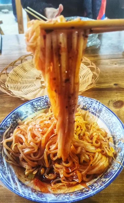 春日美食里，我最爱陕西鄠邑区秦镇米皮。在陕西，凉皮种类繁多，但秦镇米皮堪称顶流。