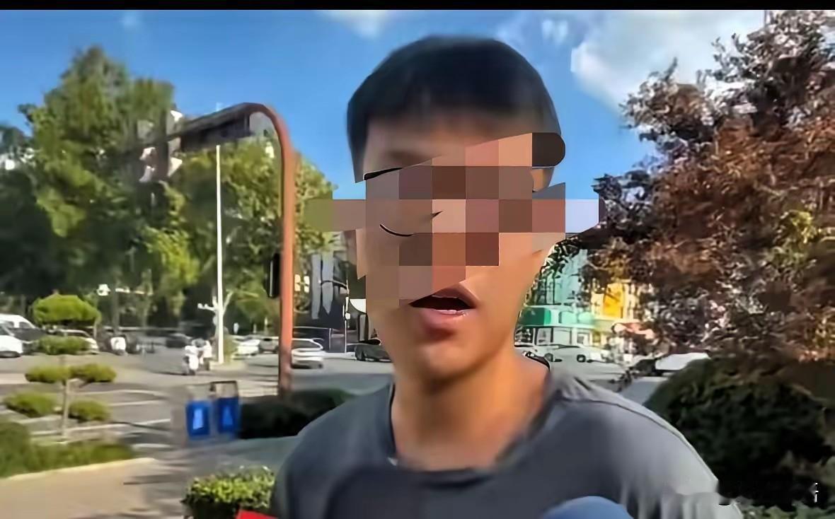 本来应该是一个被人同情的私生子，一个被母亲的放荡制造出来的不光彩的角色，却偏偏为
