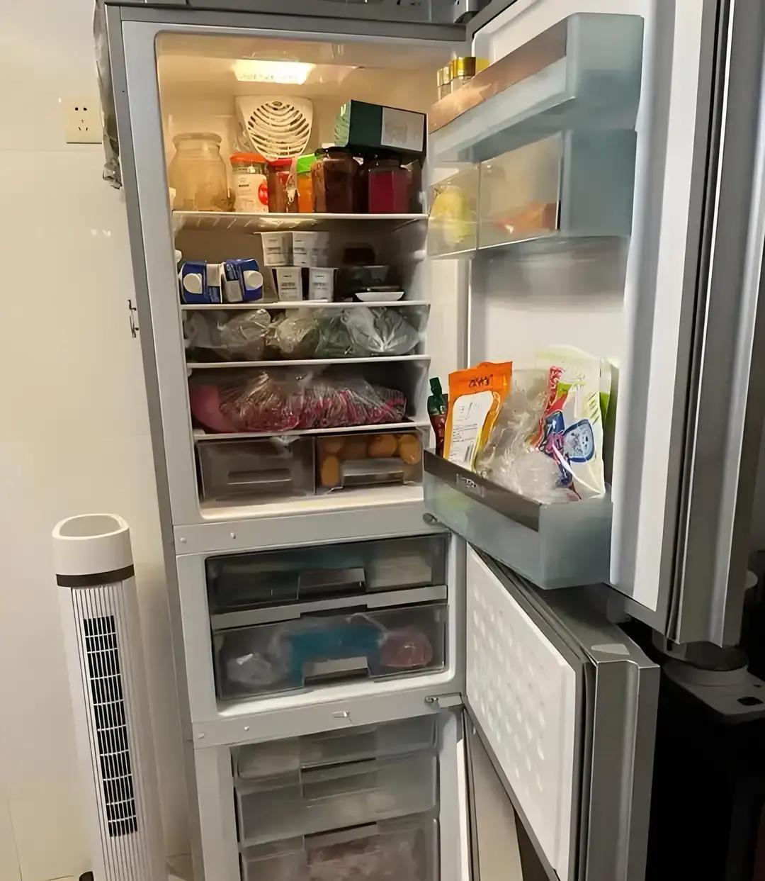 “真是解释不清了！”杭州小伙陈明最近发现，家里用了三年的冰箱，突然变得一点异味都