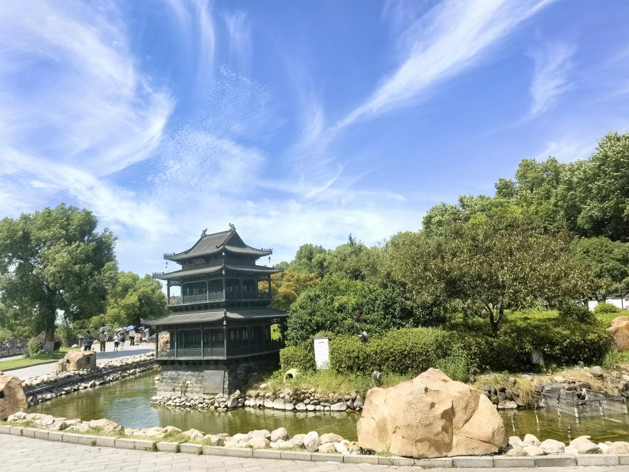 洞庭名郡岳阳：千古楼观，江湖重镇。岳阳古称巴陵，地处洞庭湖与长江交汇处，自古便是
