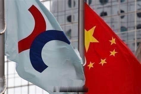 「香港股市恒生指數全日低收384點..科指跌近3%…長和系逆市造好…...內地股