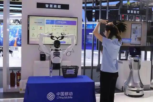 面向个人与家庭，灵犀屏成为服务“一老一小一宠一家”的超级智能管家；

“移动爱宠