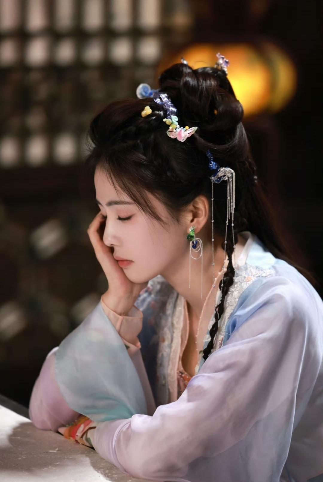 白鹿[超话]⭐️白鹿 ⭐️白鹿中分黑长直造型 “梦想擦出的花火磨平了棱角 欲潜炙