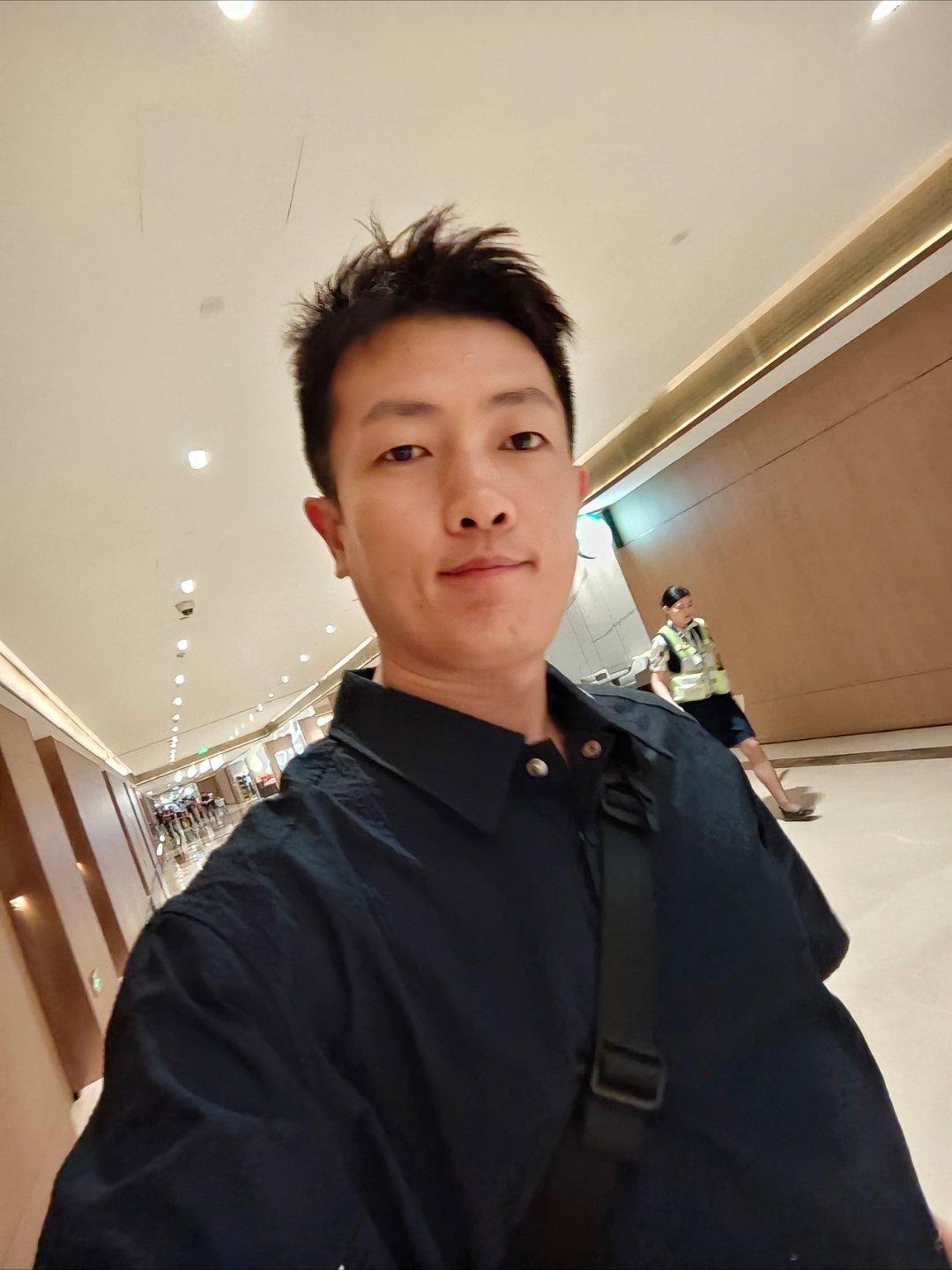 早呀，周末也不闲着。今天六点半起来，去武汉参加岚图FREE+发布会当天飞机往返，