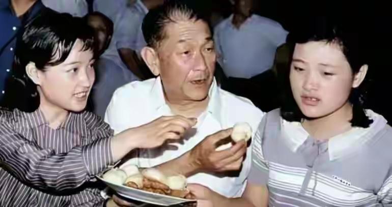 当年，刘晓庆和陈冲真是青春年少，他们似乎在品尝着什么。中间那位可是鼎鼎有名的大导