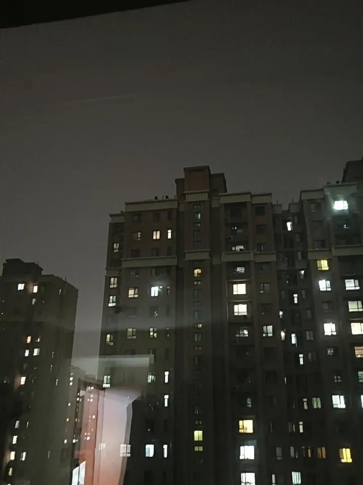 鲁西南兖州区，晚上22点整，等了三天的雨终于下了，下大了，下的非常大。济宁别的地