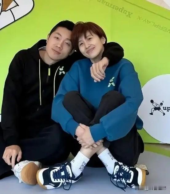 丈夫参赛，两位夫人也火出圈。都说乒坛出帅哥，帅哥娶得也都是美女。两位美女的性格不