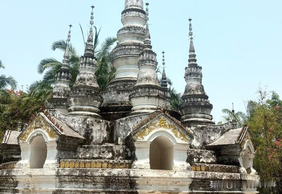 今天听到一句话：

能折磨我的，都是我在意的东西。能牵绊我的，都是我付出过真情的