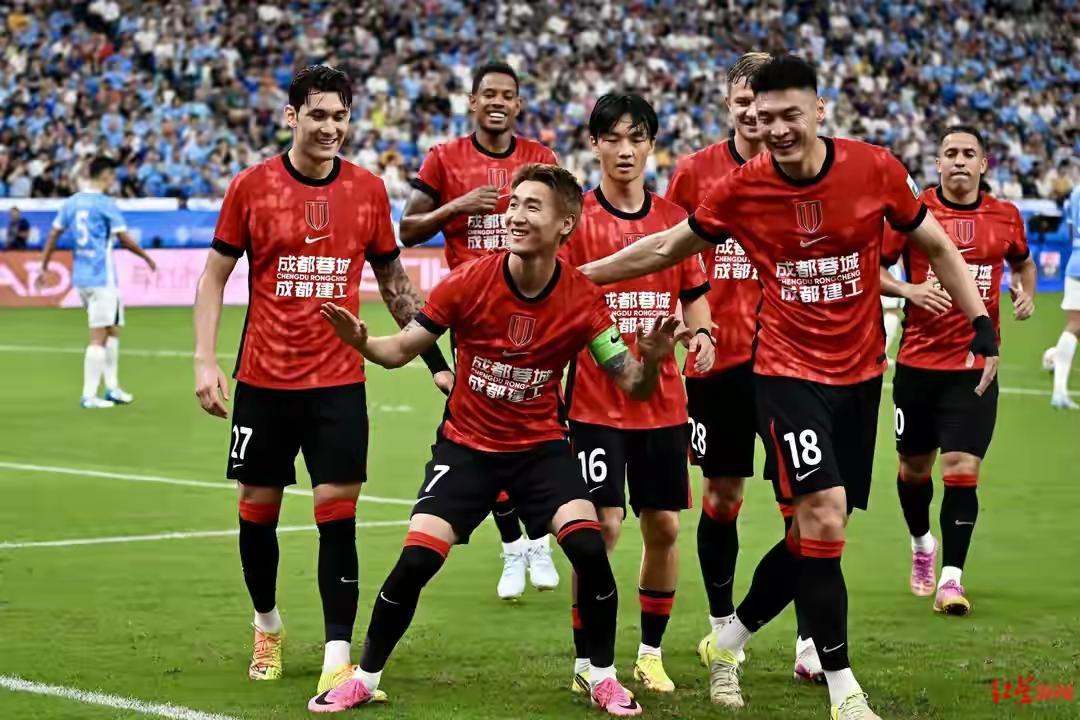 成都蓉城两任队长今晚的表演都很精彩，但韦世豪队长无疑最给力。老周进球是1并输球，