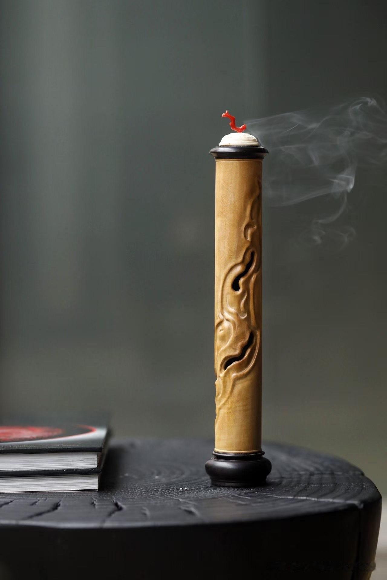 案头有香，香中有境。

取老山檀香为材，器形修长简雅，不作繁饰。侧面以流云为题，