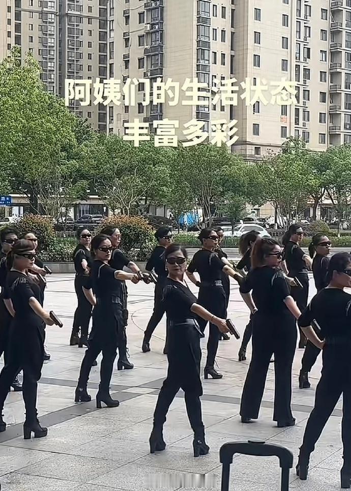 死气沉沉的年轻人VS火力全开的老年人 ​​​