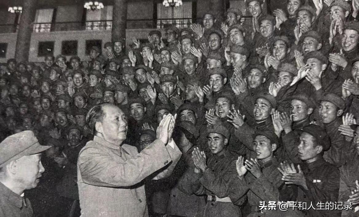 1965年10月10日，毛泽东接见参加国庆观礼的工业和农业劳动模范、中国人民解放