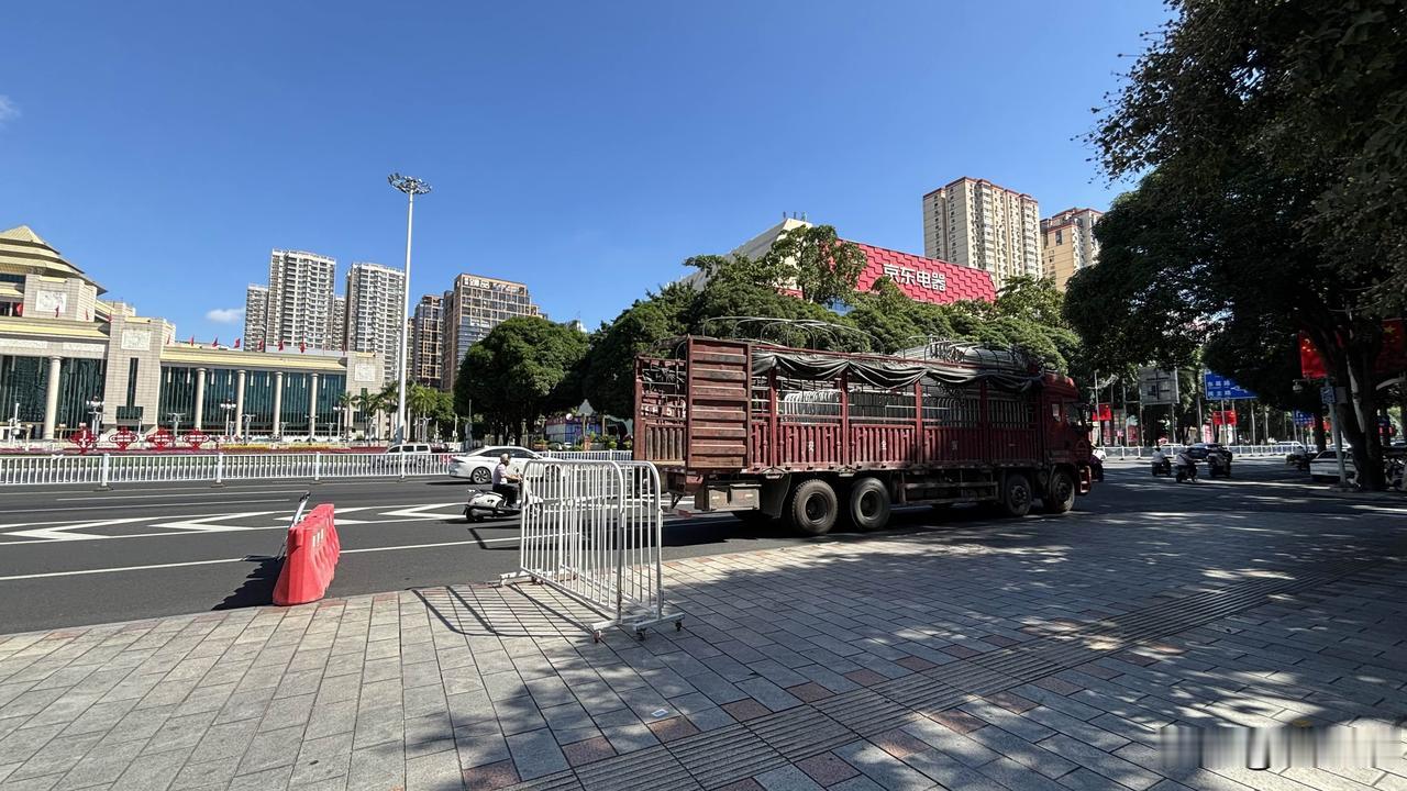 南宁民族广场国庆升旗仪式隔离栏布置中，一年一度的升旗仪式就要开始了，民族广场这边