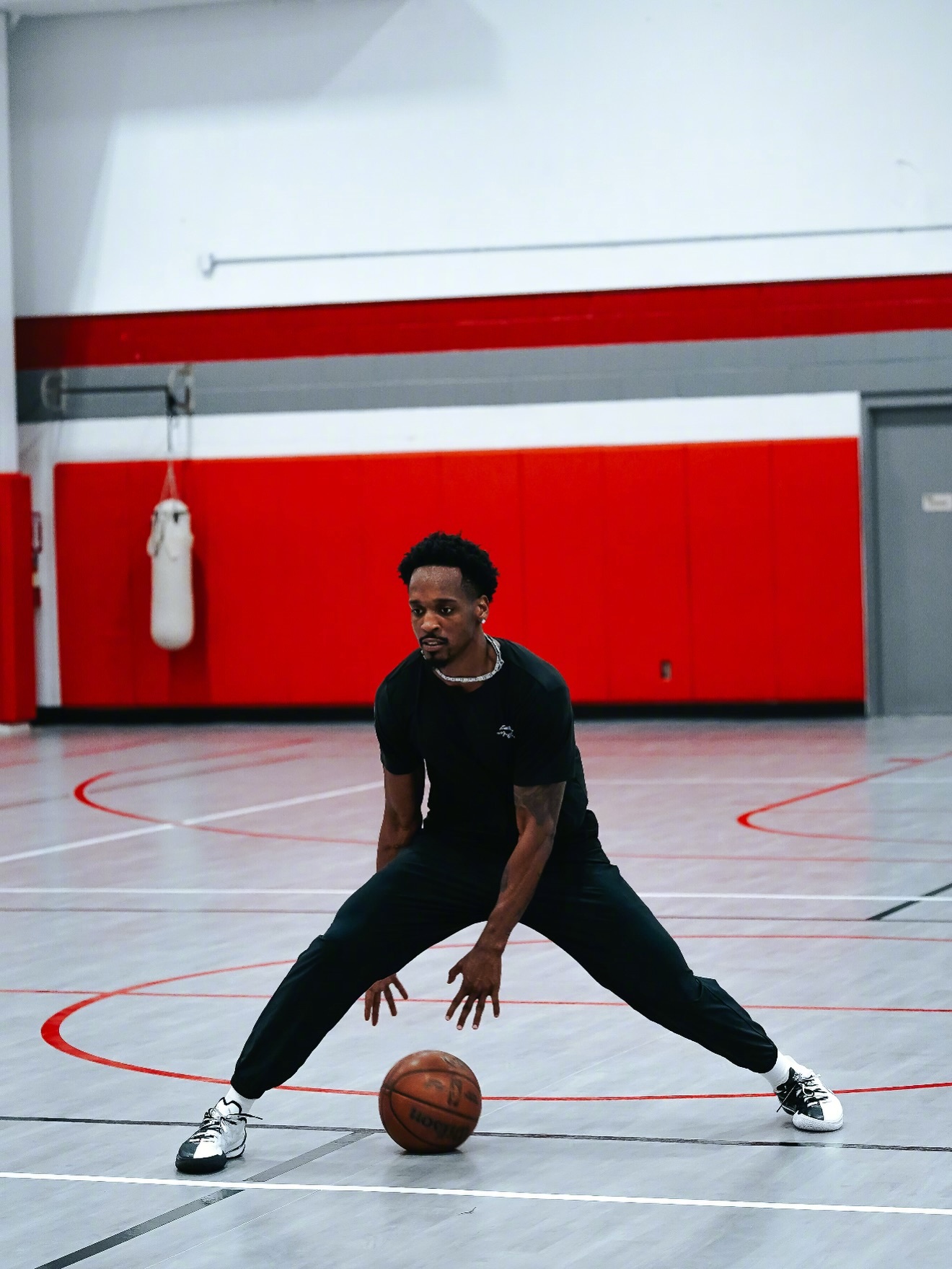 巴里-布朗：归化问题有过简单、但非实质性的沟通。广厦外援巴里-布朗接受直播吧采访