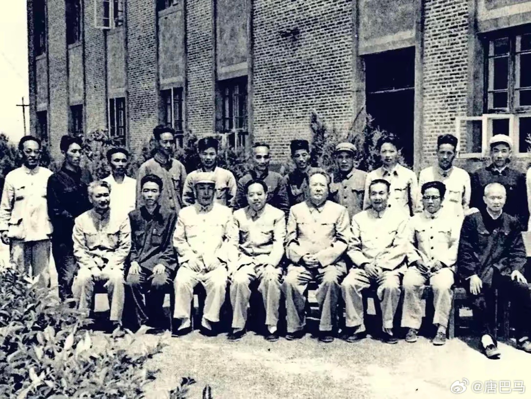 1965年5月22日，毛主席与茶陵县委、县政府的部分領导在县委大楼前合影留念。茶