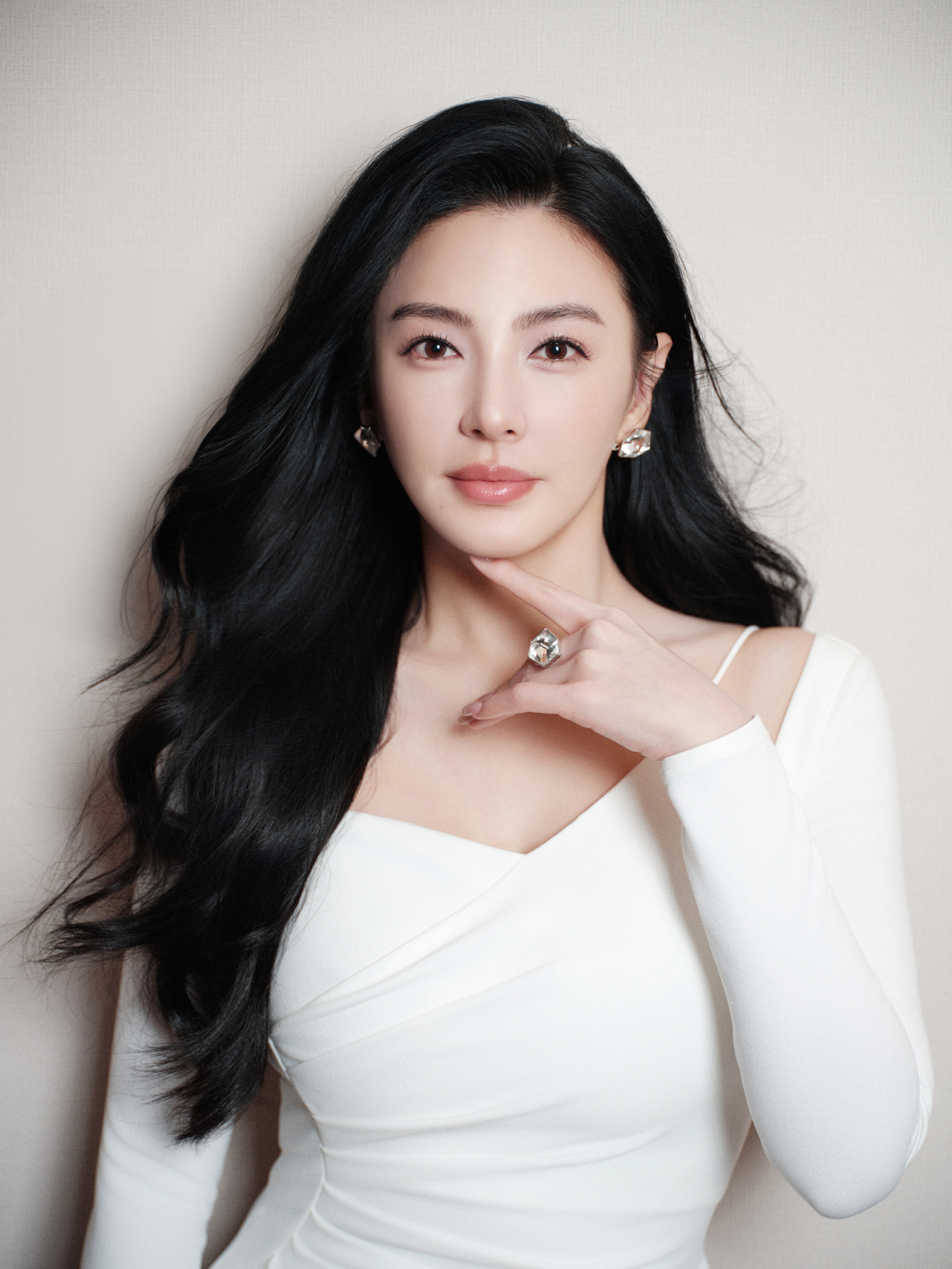 张雨绮这次真的绝绝子哇塞😍！一头乌黑亮丽的大波浪长发，身着一袭简约白色露肩长袖