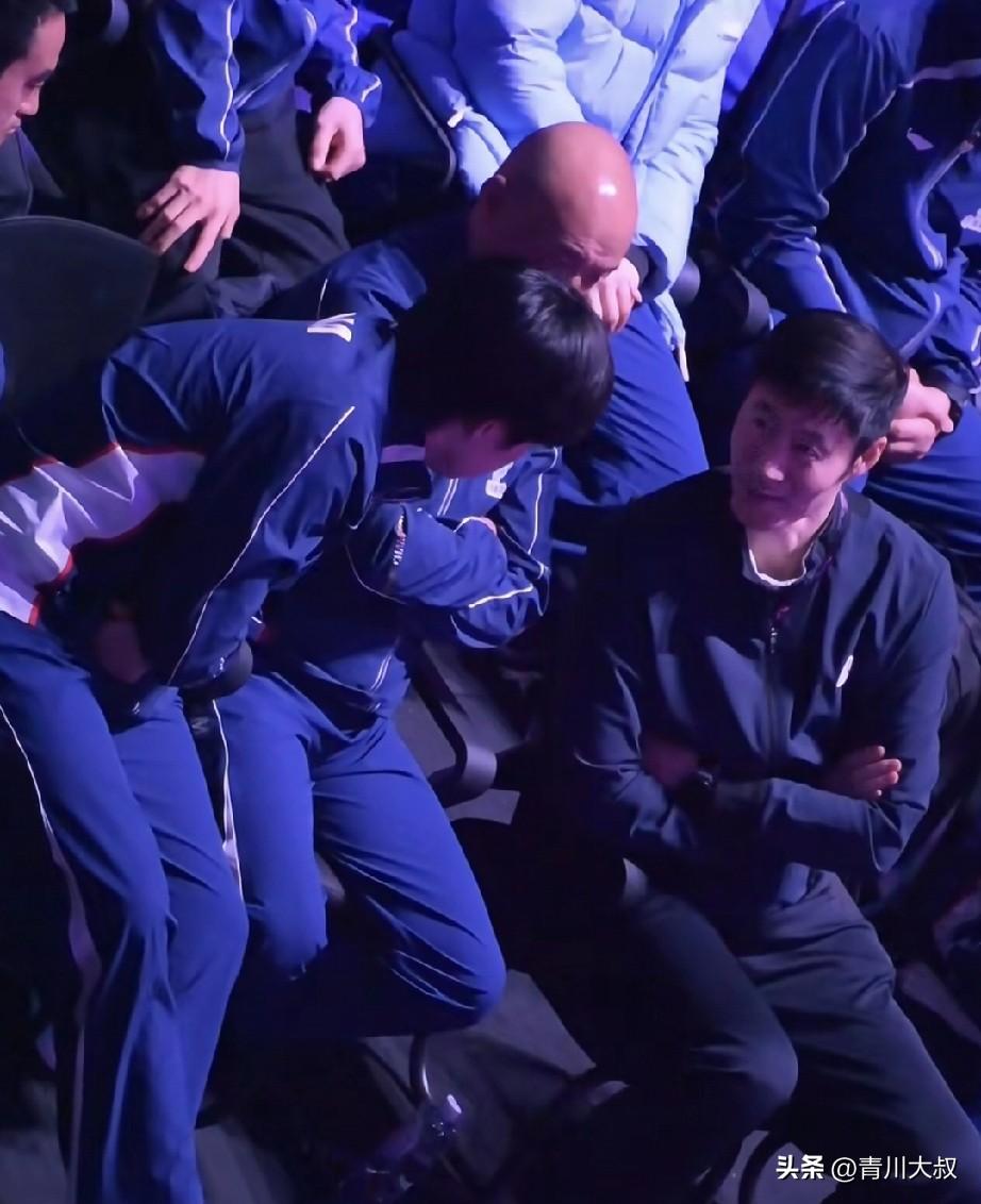 笑死我了！王楚钦和王励勤热聊，肖战懂事的后撤半个身位！

现在来看，
男乒问题不