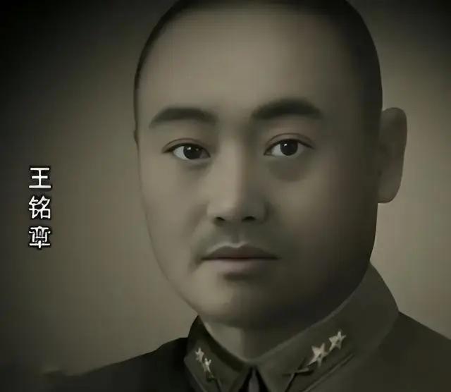 王铭章，是川军122师师长。在四川军阀混战的那些年里，他不过是“跟着流氓头子和其