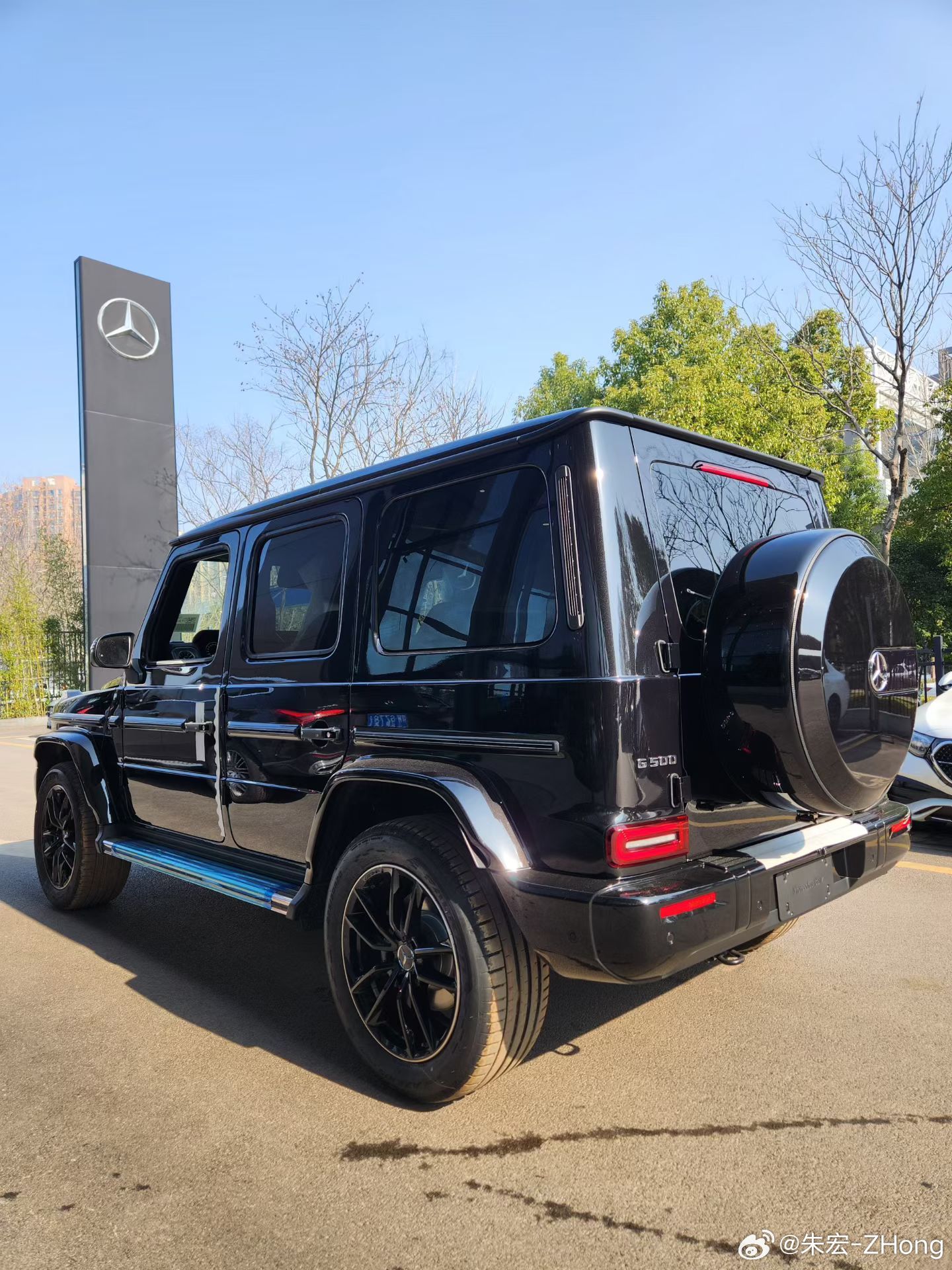 奔驰 G500  黑/铂金白923总价:203.32万选配➕铂金白1.32万➕菱