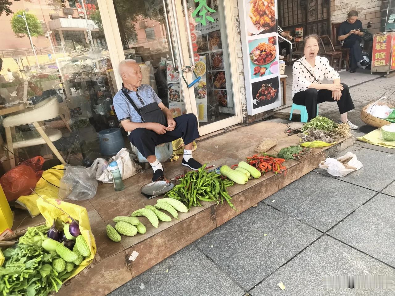 上午10点想去买点豆角做伏豆角，株洲田心东门的菜场上难见豆角的身影了，这两天天气