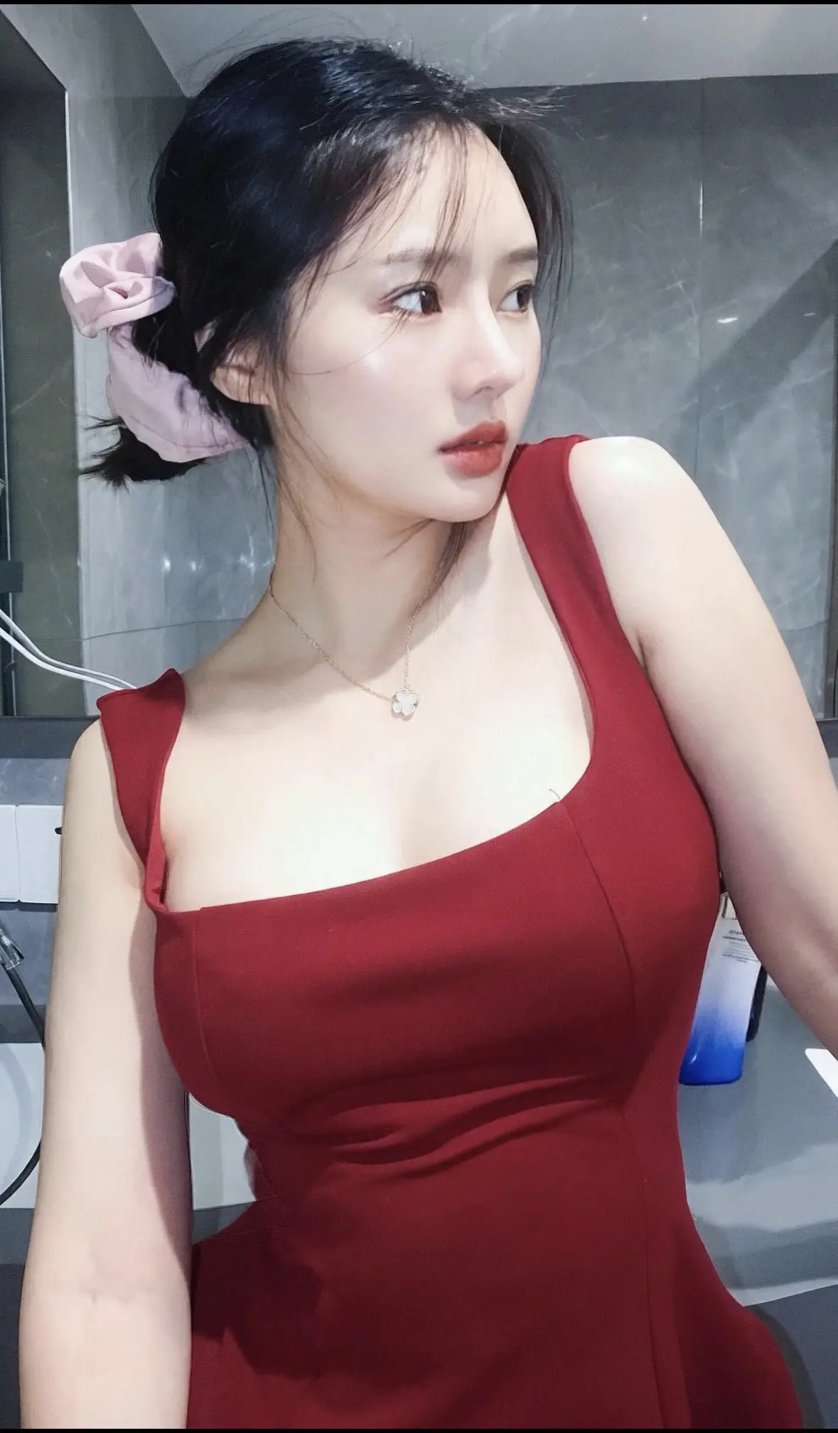 公主裙配什么发型 温柔气质盘发 纯欲少女感 红裙加卷发 红裙妆造